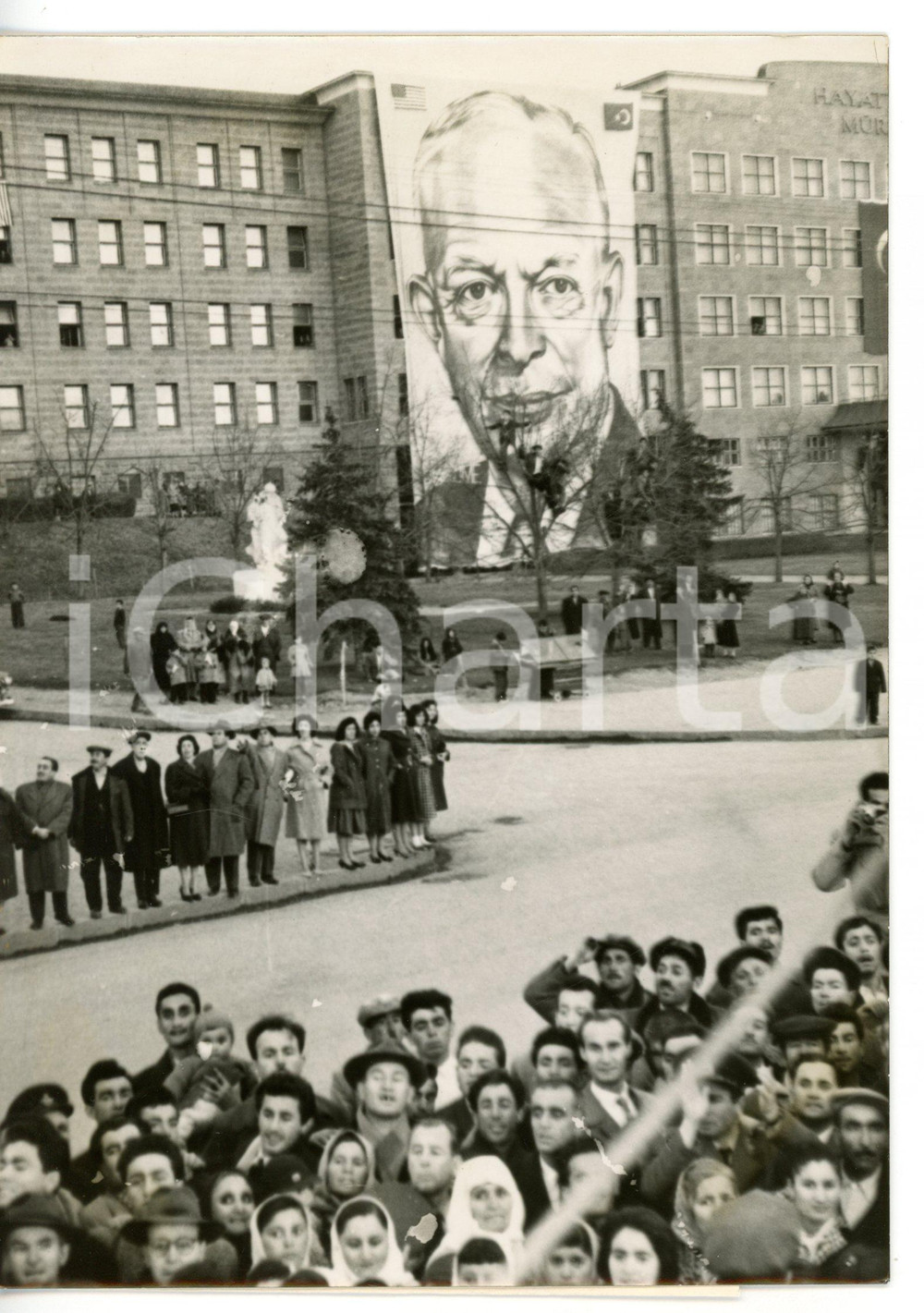 1959 UNIVERSITÀ DI ANKARA Studenti con enorme ritratto di Dwight D. EISENHOWER
