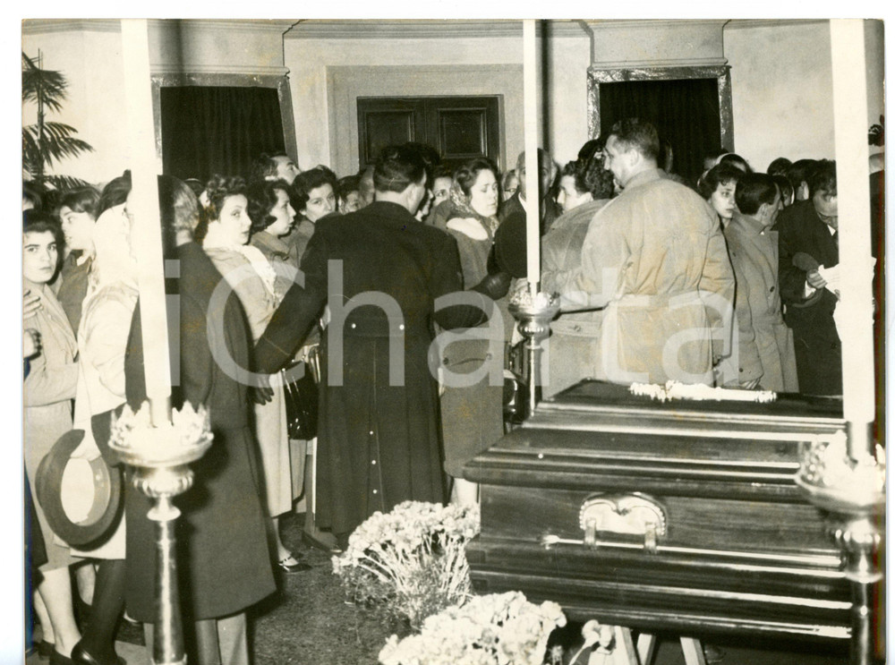 1960 ROMA Funerali di Fred BUSCAGLIONE - Folla intorno al feretro *Foto 24x18 cm