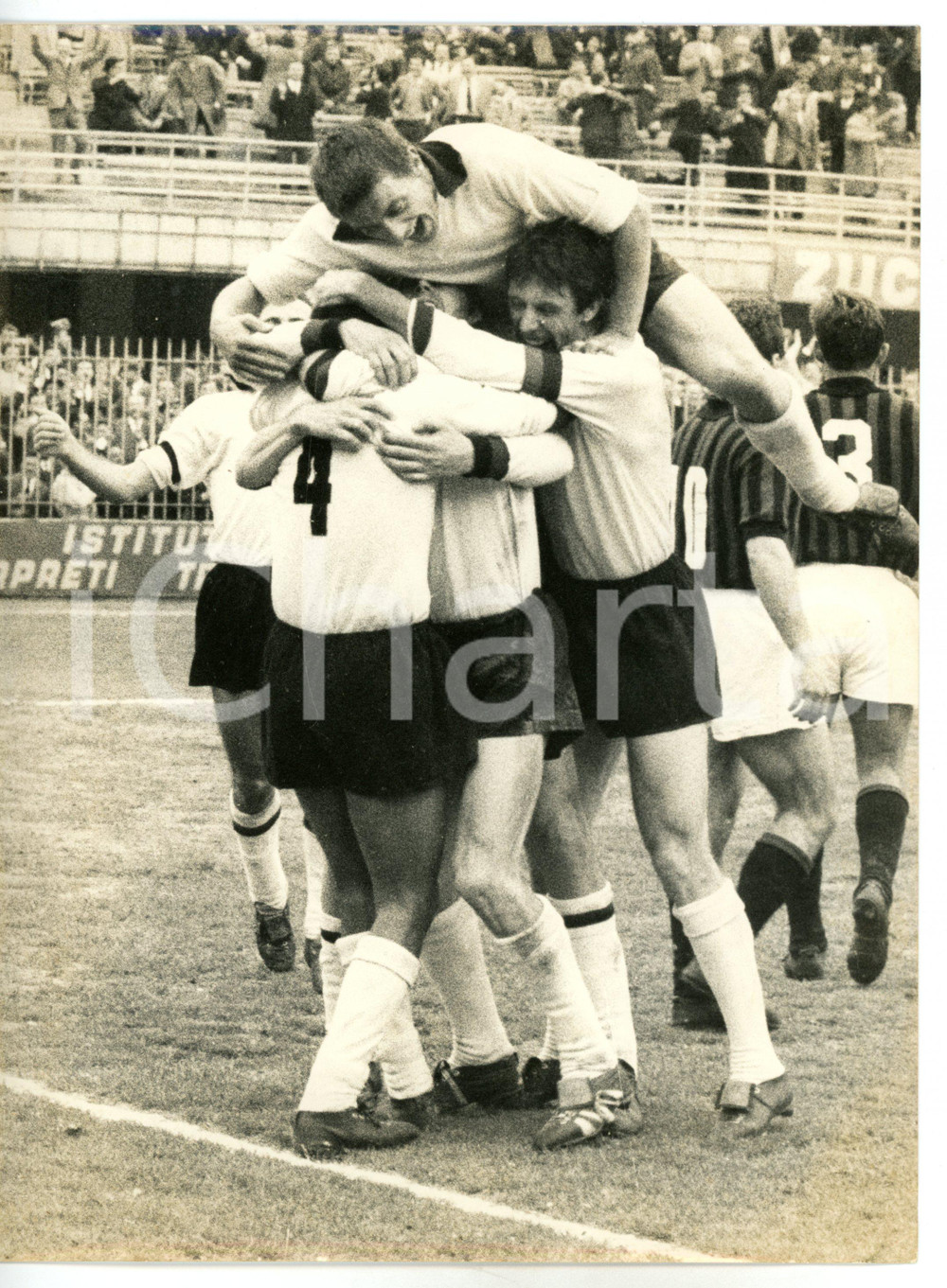 1965 CALCIO MILAN-FOGGIA 1-0 Esultanza della squadra al gol di Víctor BENITEZ