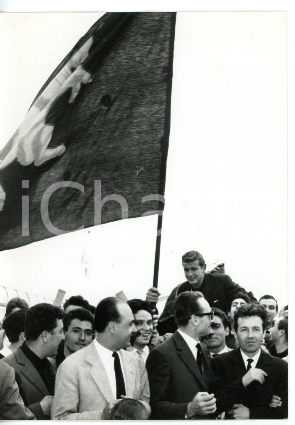 1961 TORINO CALCIO Nuovo acquisto Joe BAKER portato in trionfo *Foto 13x18 cm