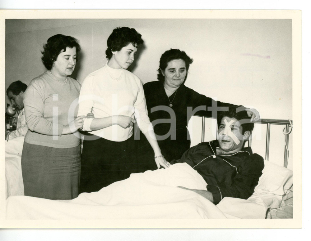 1958 TORINO Ospedale Maria Adelaide - Omar SIVORI infortunato *Foto 18x13 cm
