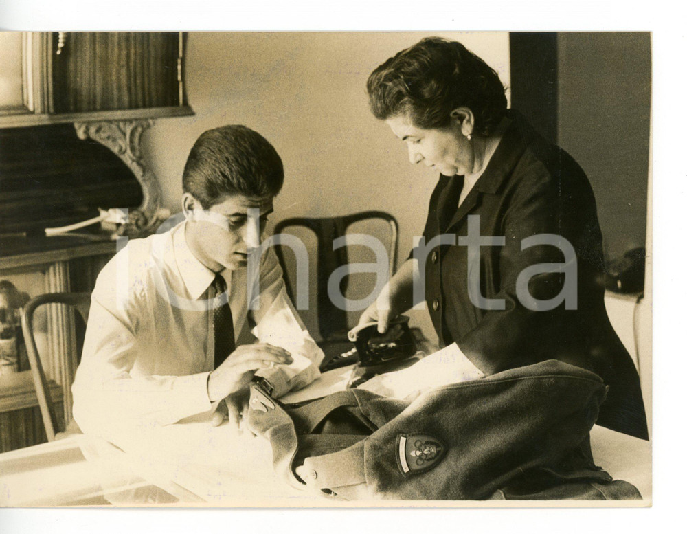 1964 CALCIO MILAN Gianni RIVERA aiuta la madre a stirare la divisa *Foto 18x13