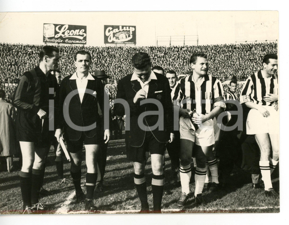 1955 ca TORINO CALCIO Arbitro Cesare JONNI con giocatori JUVENTUS *Foto 18x13 cm