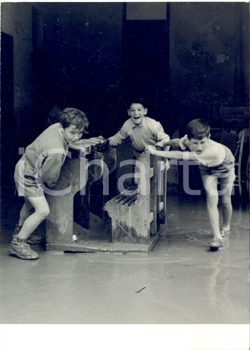1954 CALOLZIOCORTE Bambini nella scuola alluvionata *Fotografia 13x18 cm