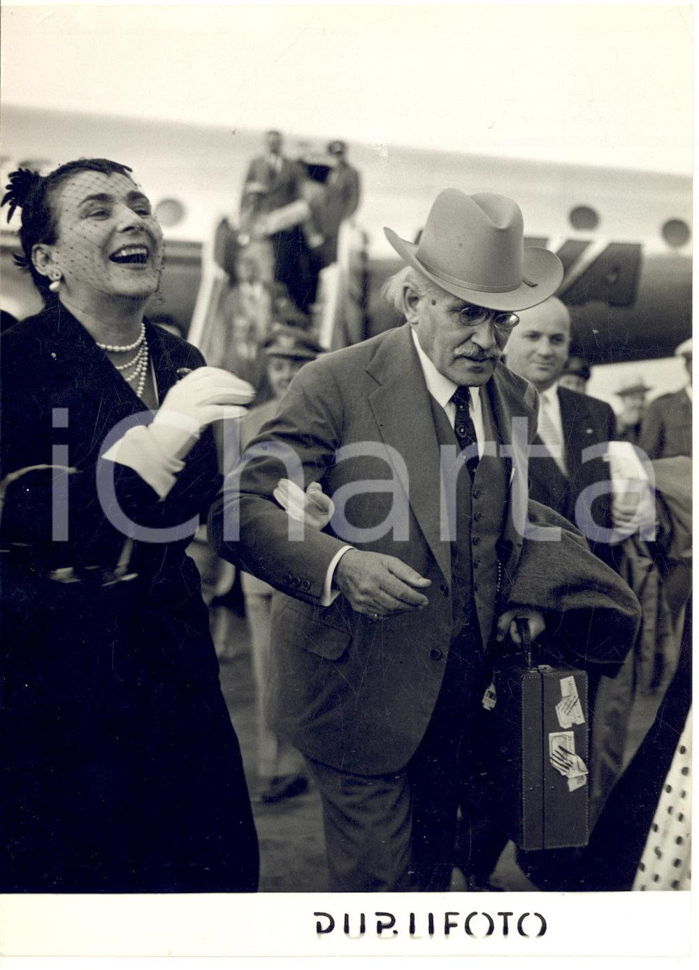 1953 MILANO Arturo TOSCANINI con la figlia Wally al rientro a Malpensa *Foto