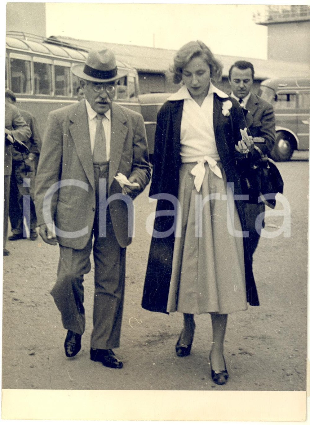 1954 MILANO MALPENSA Arrivo del maestro Arturo TOSCANINI per le vacanze *Foto Fotografia d'epoca con didascalia coeva al verso. CONDIZIONI: G (ma lievi difetti di stampa)FORMATO: 13x18 cm     originale e autentica 1