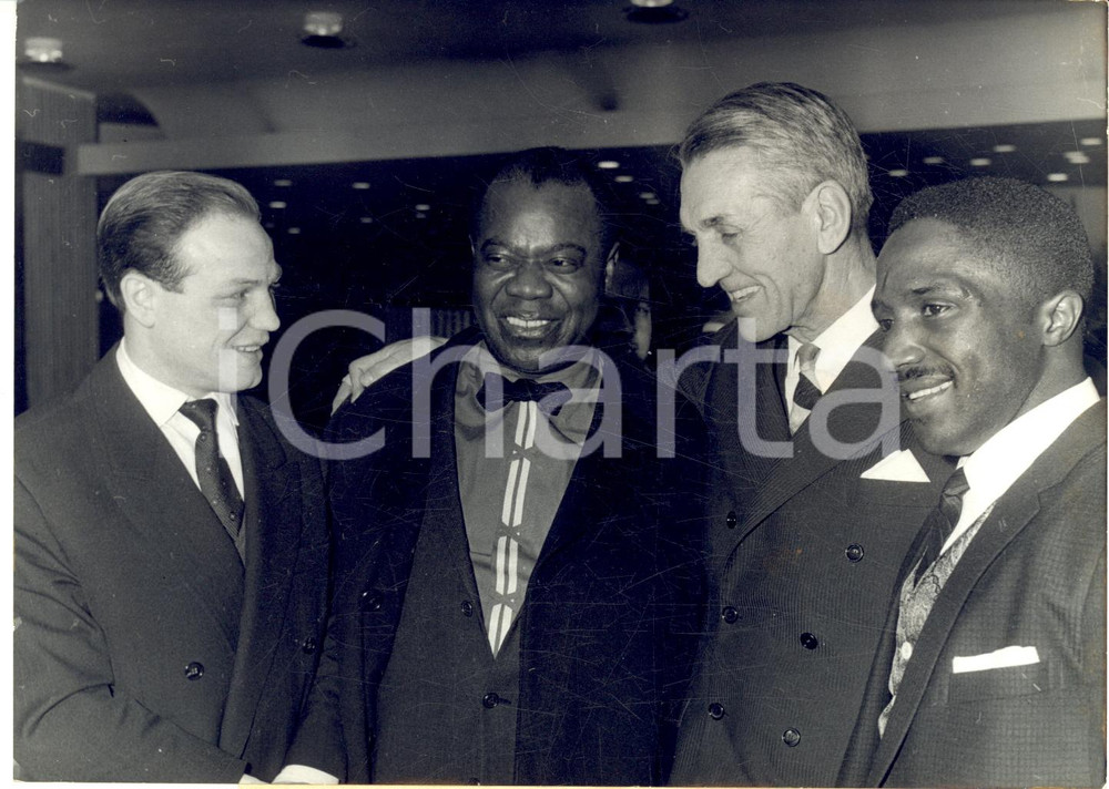 1960 PARIS Louis ARMSTRONG al bar di CARPENTIER con pugili LAMPERTI e MOORE