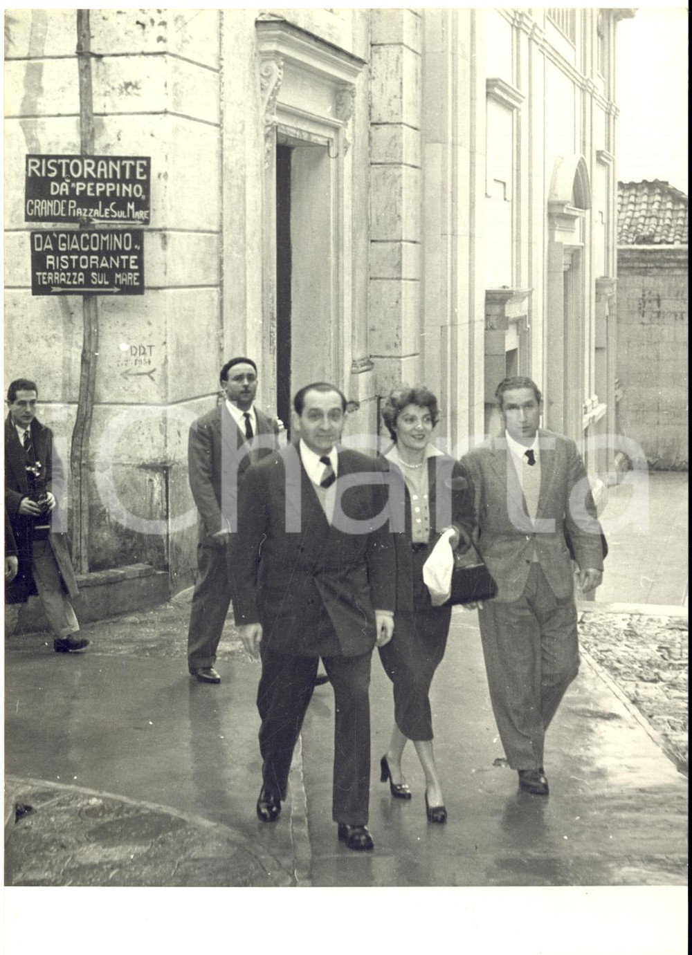 1955 POSITANO Pierre MENDÃˆS FRANCE a passeggio con la moglie e il sindaco *Foto  Fotografia d'epoca con didascalia coeva.    CONDIZIONI: G (ma lieve sovraimpressione circolare) FORMATO: 13x18 cm      originale e autentica 1