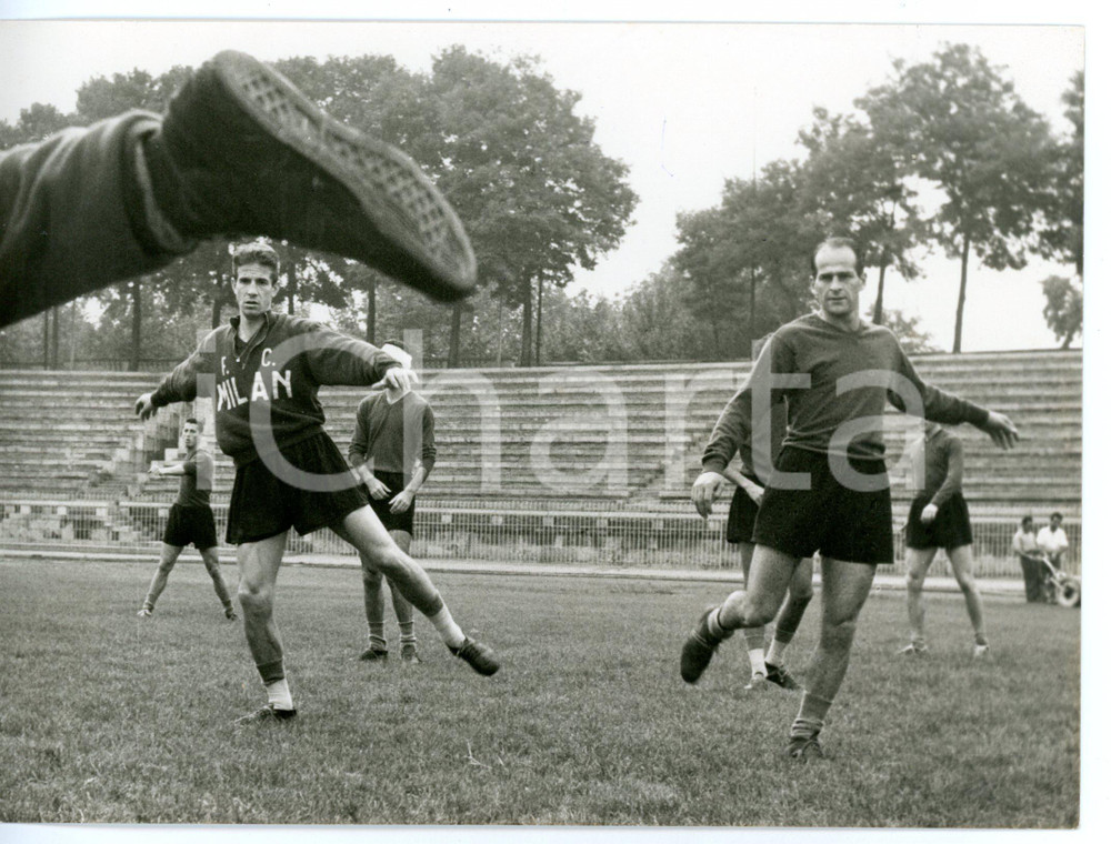 1956 MILANO Allenamento MILAN - Ernesto CUCCHIARONI in campo *Foto 18x13 cm