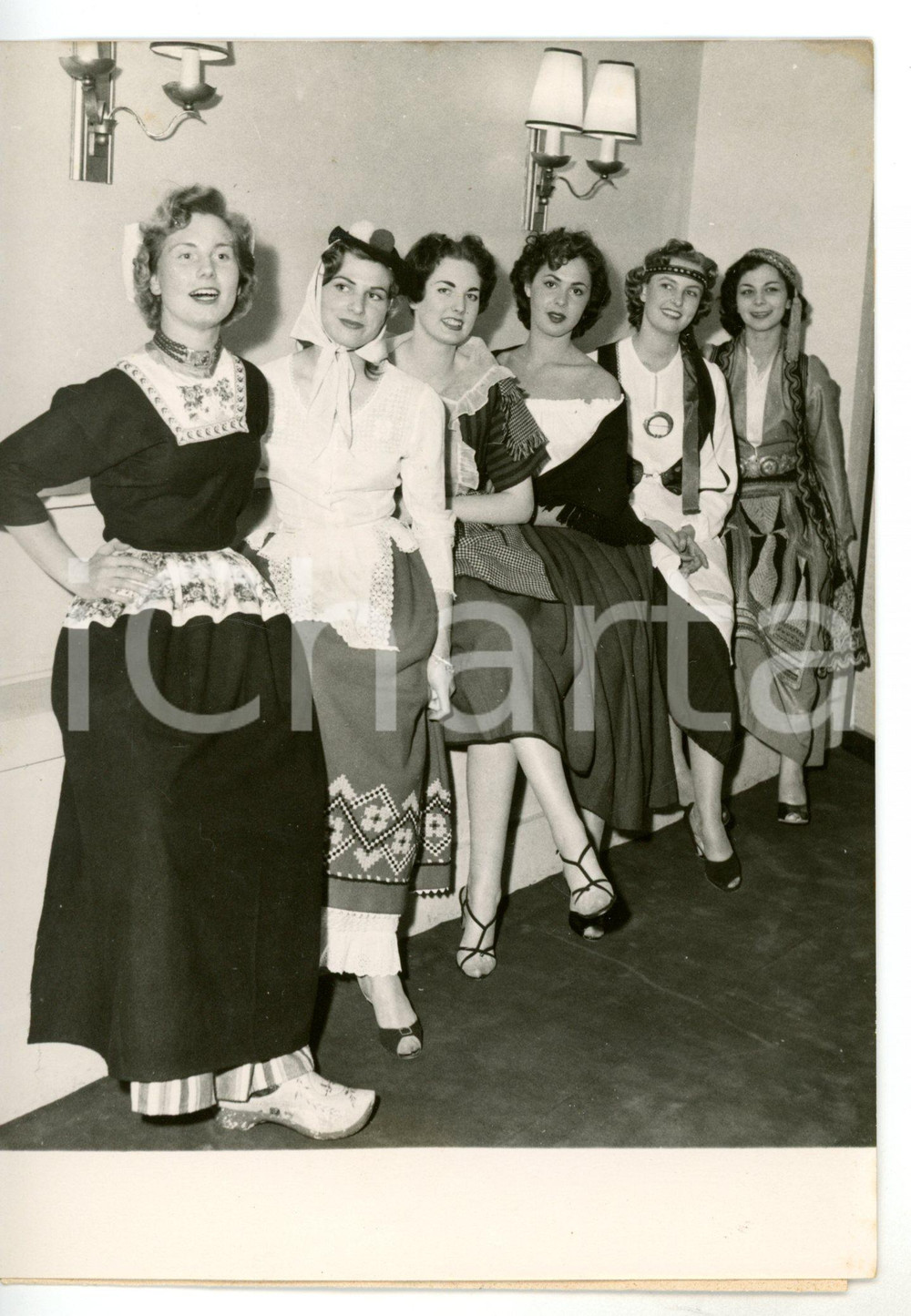 1954 PARIS - MISS EUROPA Le concorrenti in abito tradizionale - June PETERS 