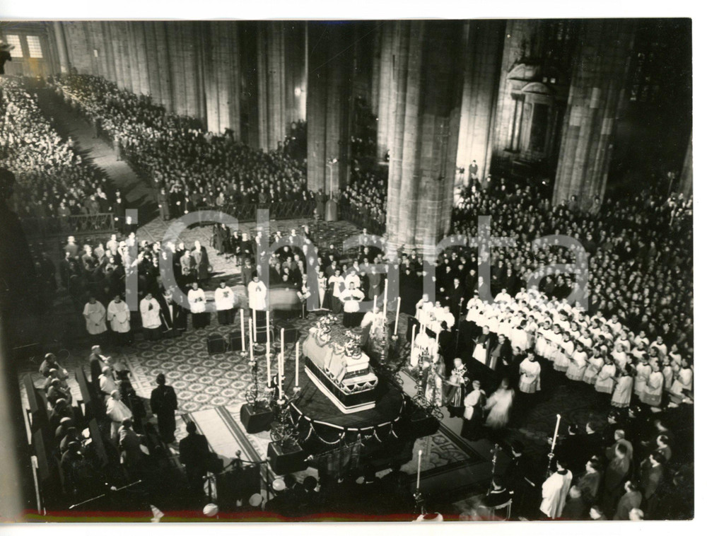  1957 DUOMO DI MILANO Folla ai funerali di Arturo TOSCANINI - Il feretro *Foto Fotografia d'epoca con didascalia coeva al verso. CONDIZIONI: GFORMATO: 18x13 cm     originale e autentica 1