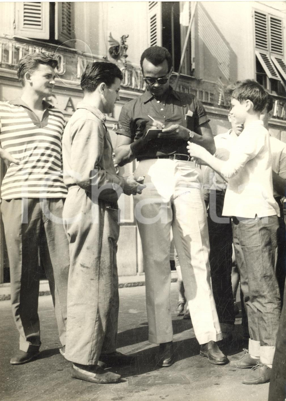 1958 GENOVA NERVI Harry BELAFONTE in vacanza firma autografi ^Foto 13x18 cm Fotografia di agenzia. CONDIZIONI: G (lievi difetti di stampa)FORMATO: 13x18 cm    originale e autentica 1