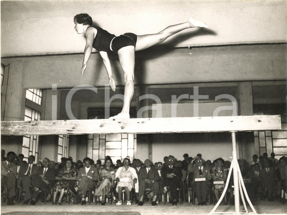 1955 GENOVA Campionati GINNASTICA ARTISTICA - Elisa CALSI alla trave (3) Foto Fotografia d'epoca con didascalia coeva al verso. CONDIZIONI: G (ma lievi piegature)FORMATO: 24x18 cm     originale e autentica 1