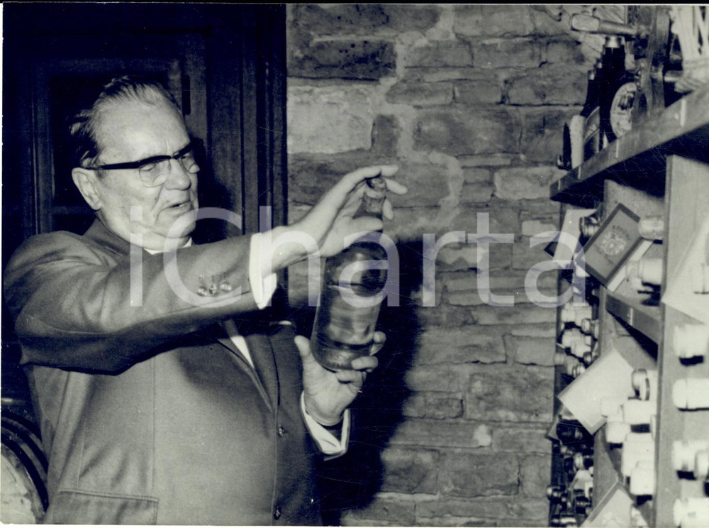 1970 ISOLA DI VANGA (CROAZIA) Il maresciallo TITO sommelier nella sua cantina
