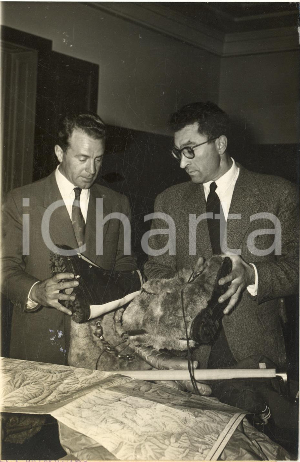 1957 ALPINISMO Guido MAGNONE Pierre LEROUX preparano salita al Monte JANNU Foto