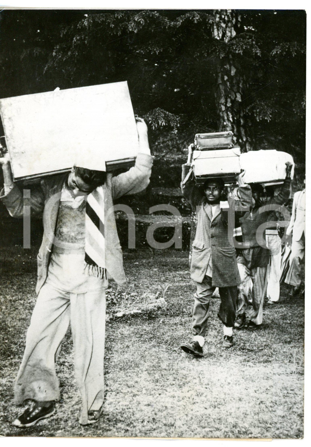 1959 MUSSOORIE (INDIA) Facchini trasportano i bagagli del Dalai Lama *Foto 13x18