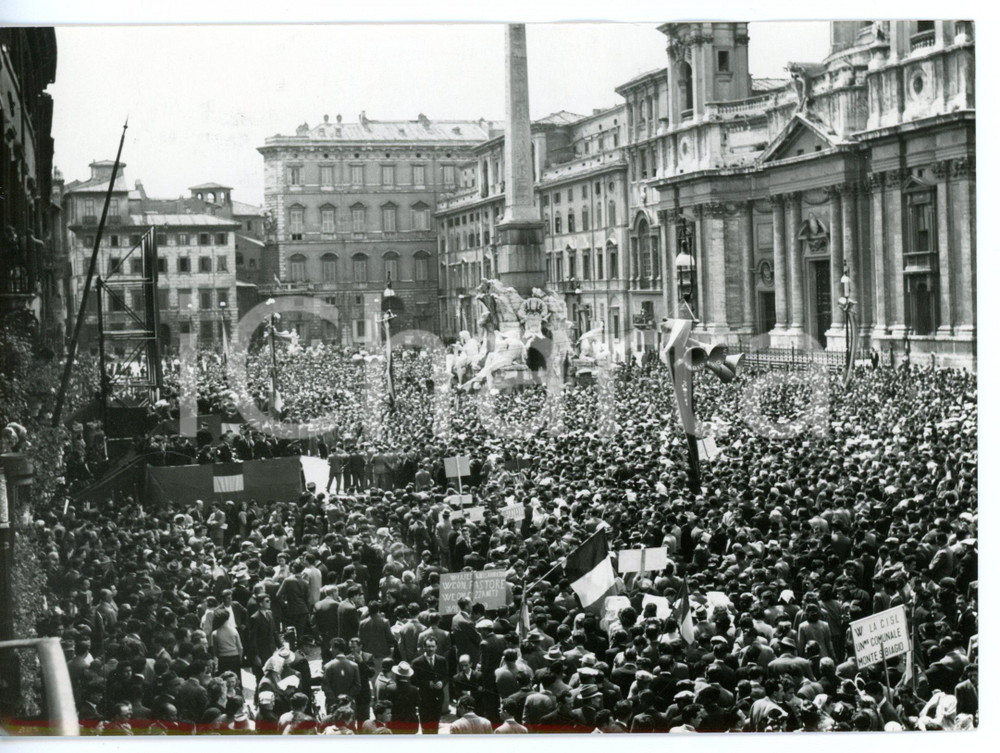 1° maggio 1954 ROMA Folla in Piazza Navona per comizio on. Giulio PASTORE *Foto