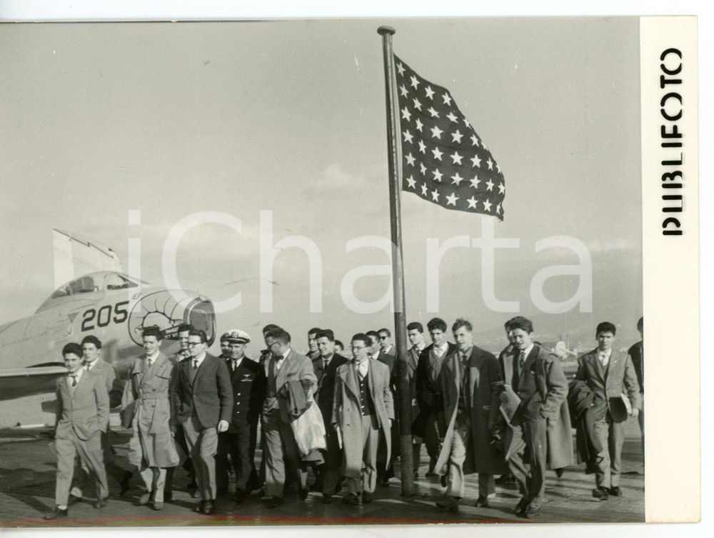 1958 NAPOLI Studenti in visita alla portaerei americana RANDOLPH *Foto 18x13 cm Fotografia d'epoca con didascalia coeva al verso. CONDIZIONI: FAIR (bassa qualit&agrave; di stampa)FORMATO: 18x13 cm     originale e autentica 1