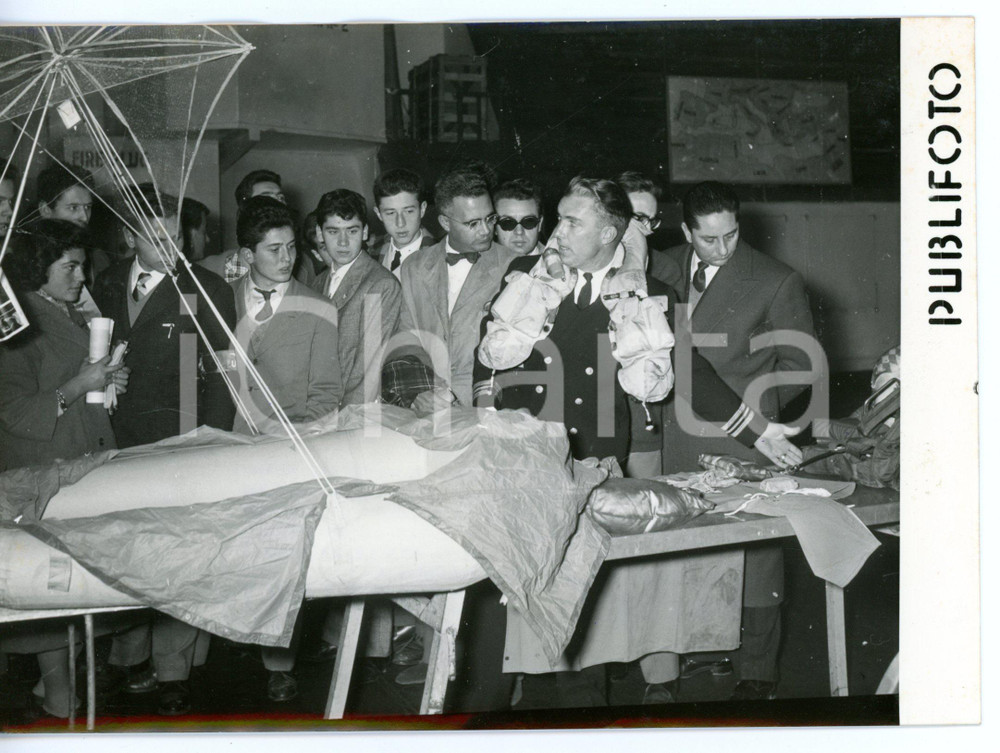 1958 NAPOLI Studenti in visita alla portaerei americana RANDOLPH - Foto 18x13 cm Fotografia d'epoca con didascalia coeva al verso. CONDIZIONI: GFORMATO: 18x13 cm     originale e autentica 1