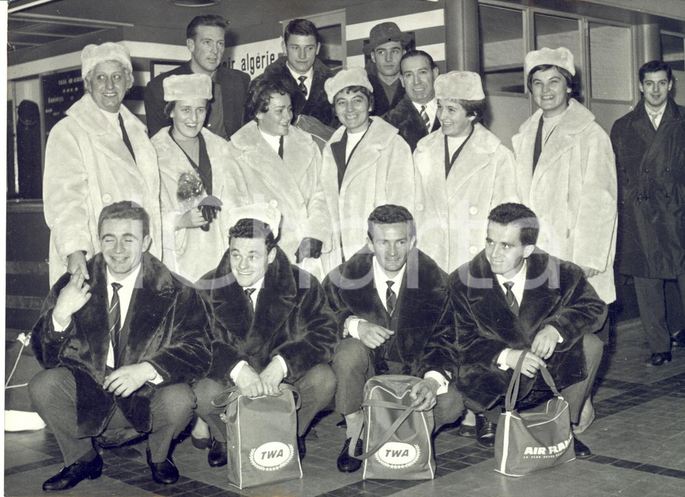 1960 PARIS ORLY Equipe de France de ski au départ pour SQUAW VALLEY *Photo