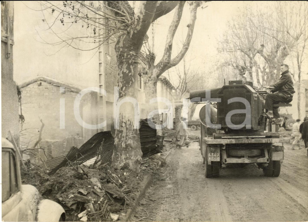 1959 FREJUS Pulverisation des décombres après la catastrophe du MALPASSET Photo