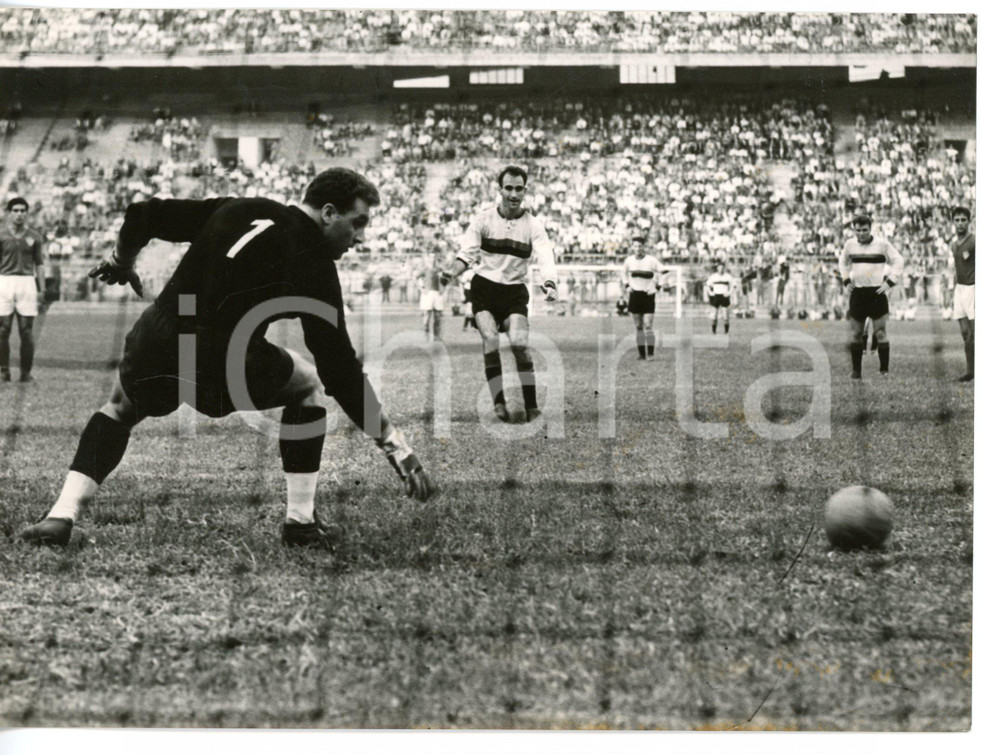 1956 CALCIO - MILAN-TRIESTINA 2-1 Gol di Carlo GALLI su calcio di rigore *Foto 
