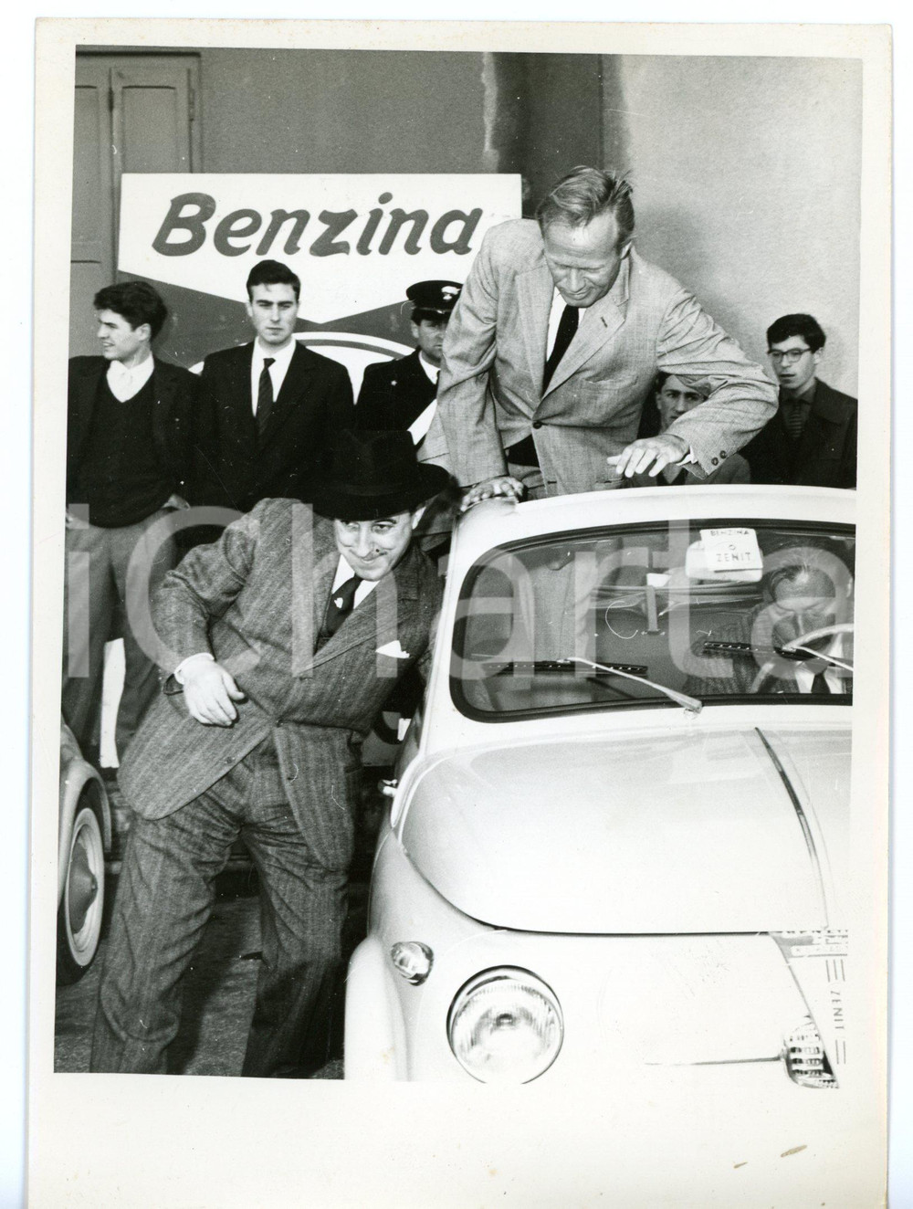1958 VENEZIA - RALLY DEL CINEMA Richard WIDMARK prima della partenza *Foto 13x18