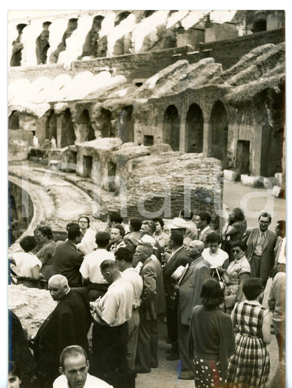1956 ROMA Comitiva di turisti sovietici in visita al Colosseo *Foto 13x18 cm