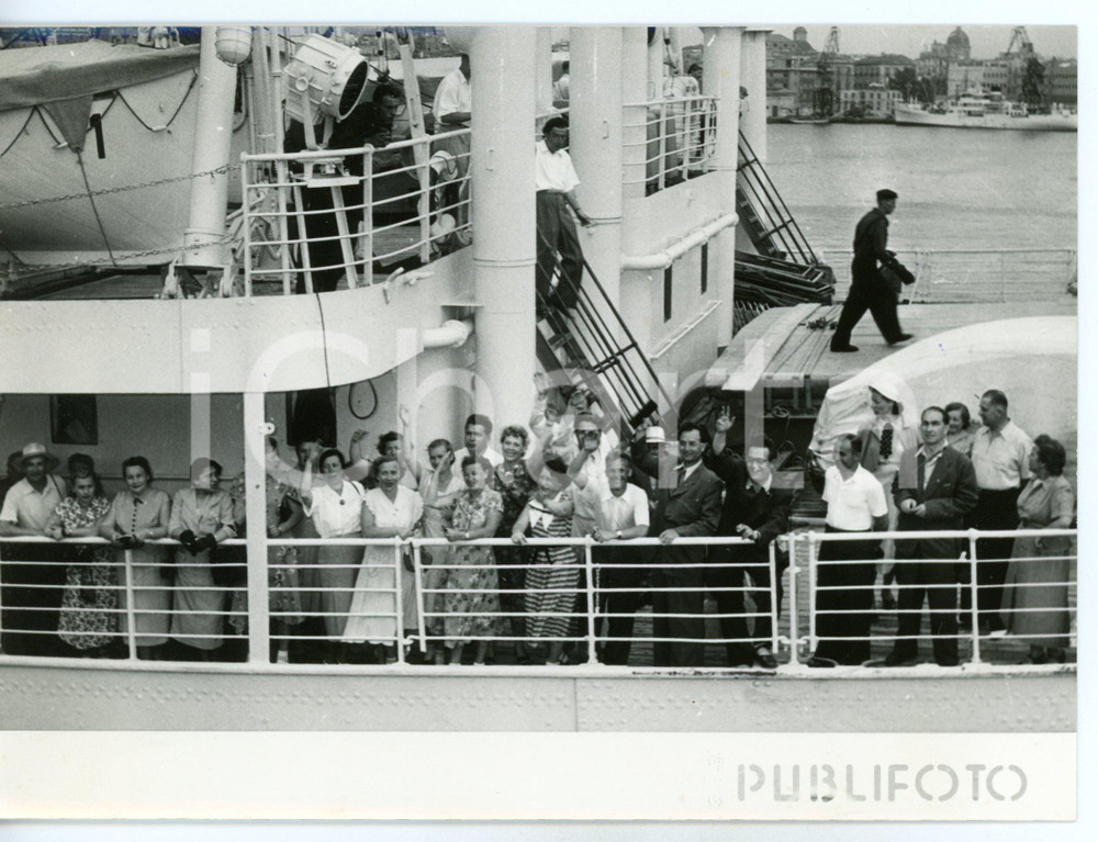 1956 NAPOLI Crocieristi sovietici sul ponte del piroscafo POBEDA *Foto 18x13
