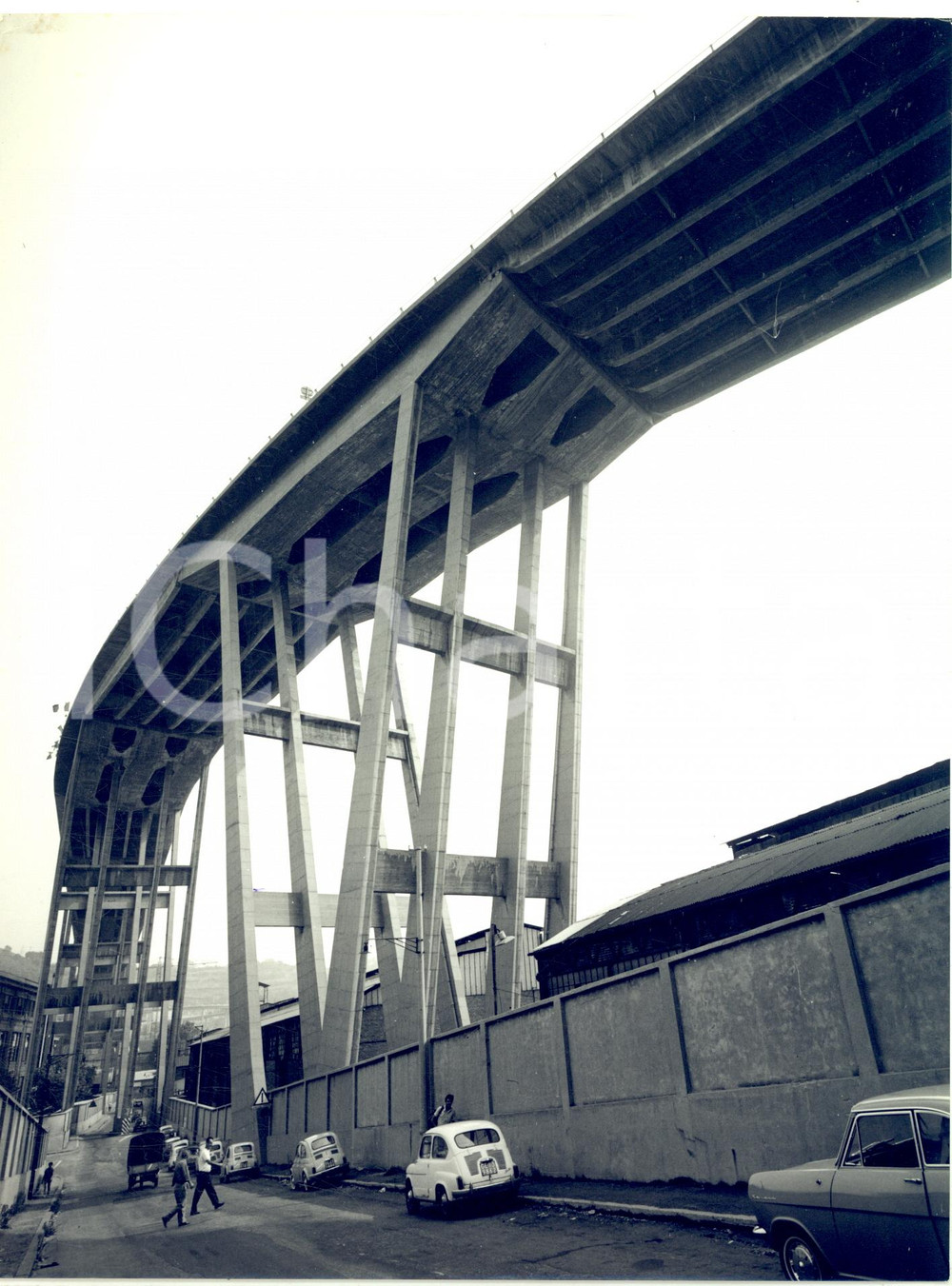 1967 GENOVA Il nuovo VIADOTTO POLCEVERA visto dagli Stabilimenti ANSALDO - Foto  Fotografia d'epoca, con didascalia dattiloscritta coeva al verso, scattata al termine della costruzione del Ponte Morandi.   CONDIZIONI: POOR (impressione del timbro al recto; piccola piegatura angolare; lieve difetto di stampa) FORMATO: 18x24 cm     originale e autentica 1
