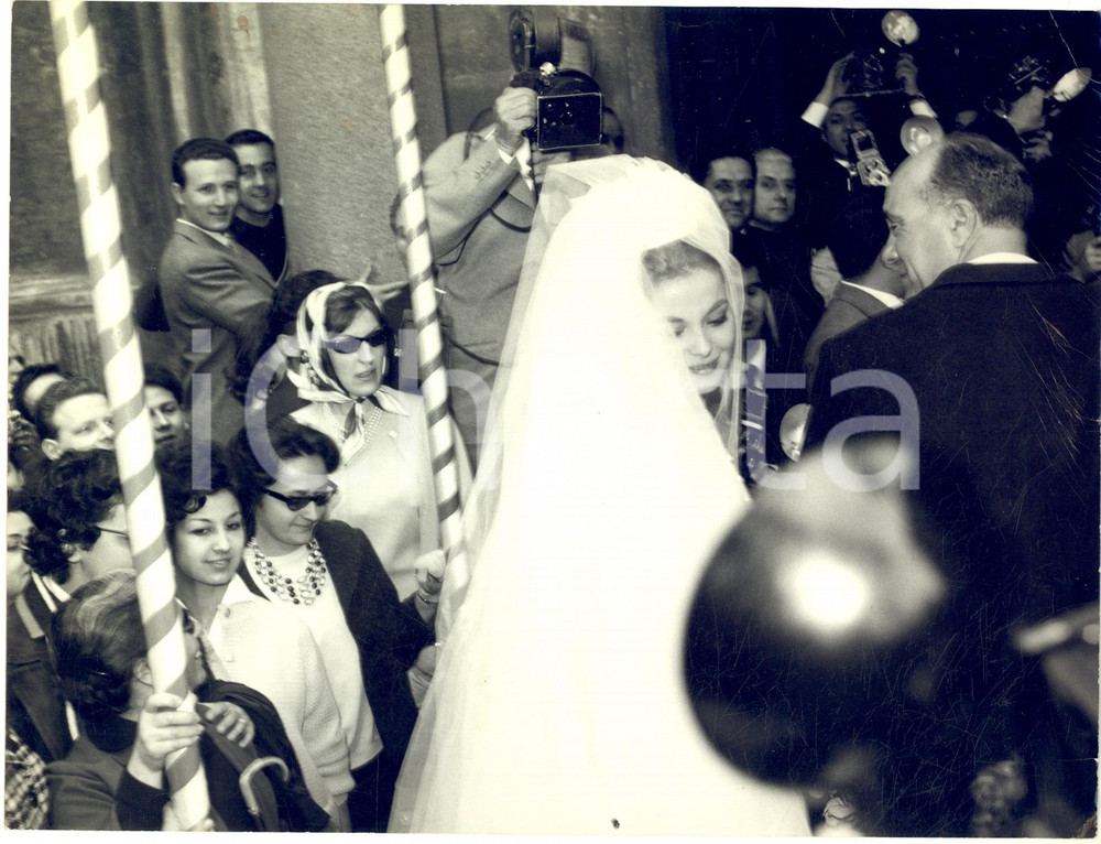 1960 ROMA Chiesa SAN CESAREO Nozze Virna LISI - Franco PESCI *Fotografia 24x18