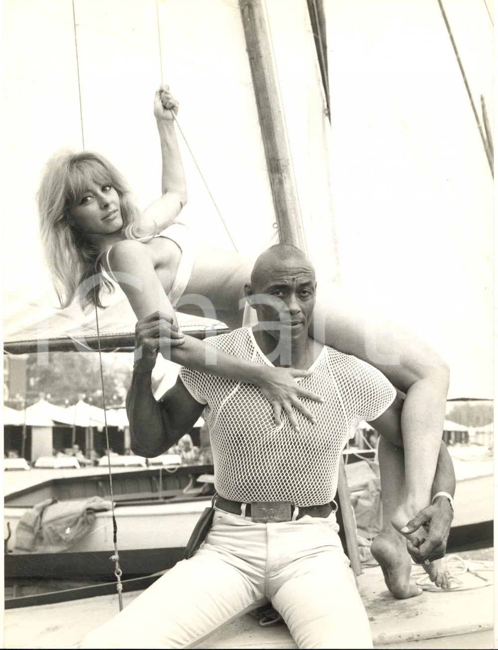 1967 VENEZIA Mostra del Cinema - Vittoria SOLINAS in posa con un marinaio *Foto