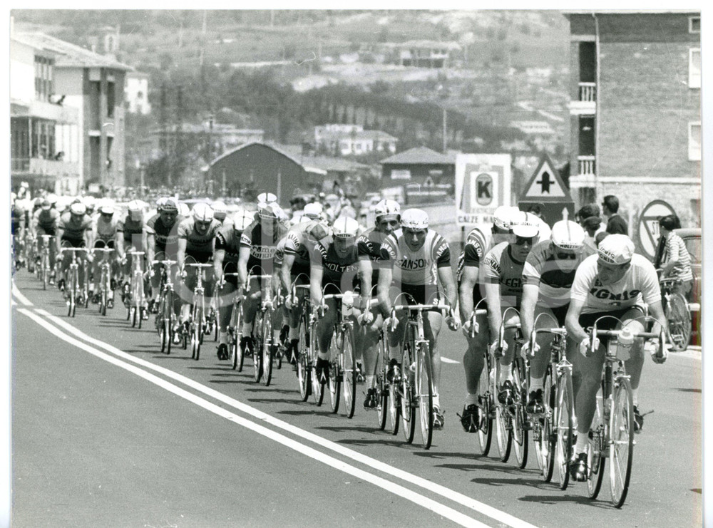 1965 PERUGIA / L'AQUILA - GIRO D'ITALIA CICLISMO Il gruppo in fila indiana *Foto