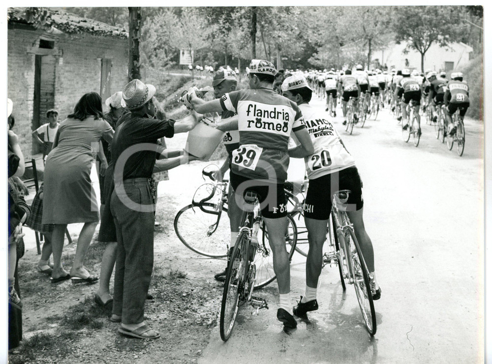 1965 SAN MARINO / PERUGIA GIRO D'ITALIA Ciclisti si rinfrescano lungo la strada