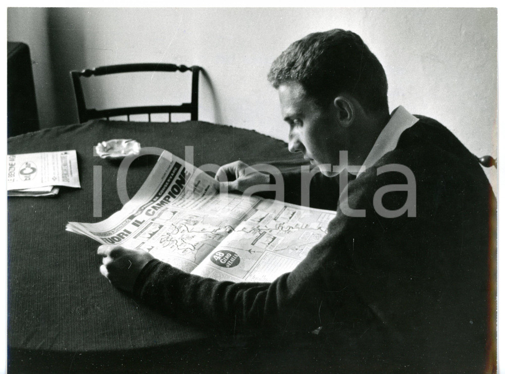 1965 GROPPELLO D'ADDA Gianni MOTTA legge ultime notizie del GIRO D'ITALIA *Foto