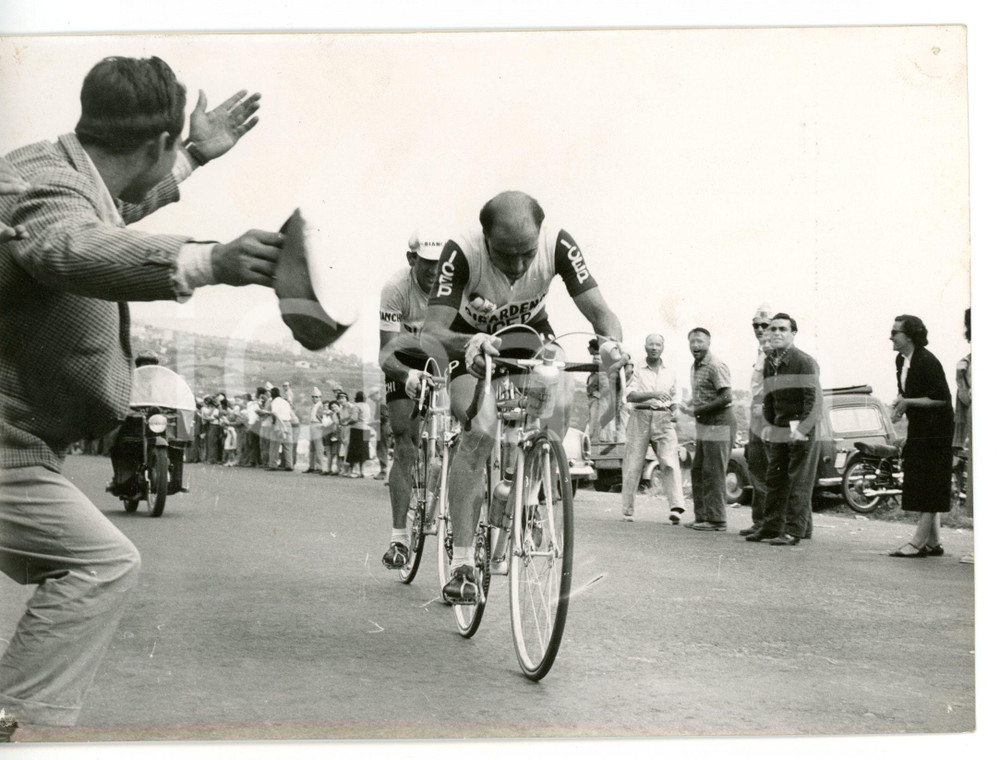 1956 CICLISMO - GIRO D'ITALIA Passaggio di Miguel POBLET acclamato dalla folla
