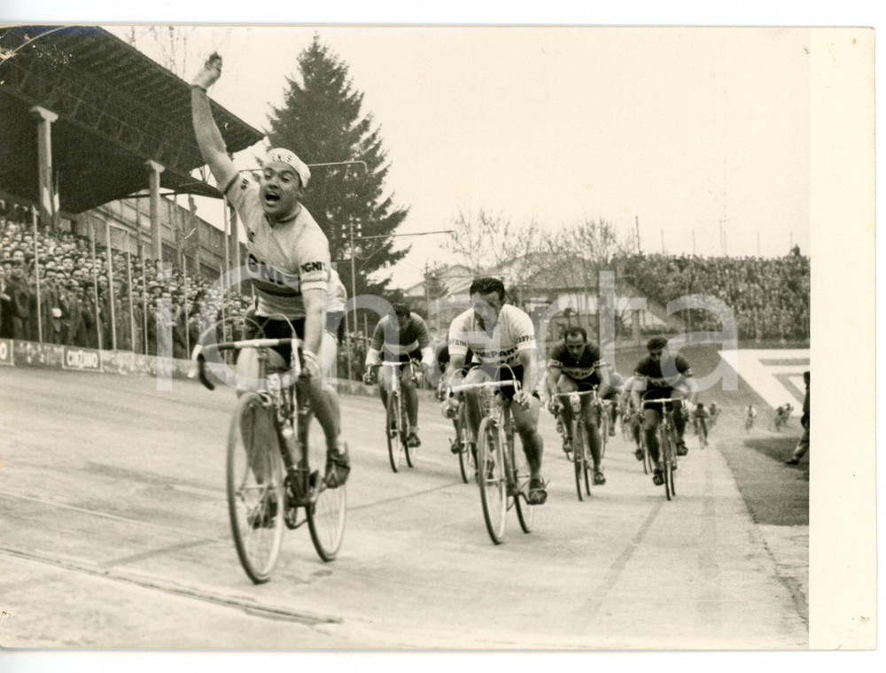 1957 CICLISMO - MILANO-TORINO Miguel POBLET taglia il traguardo *Foto 18x13 cm