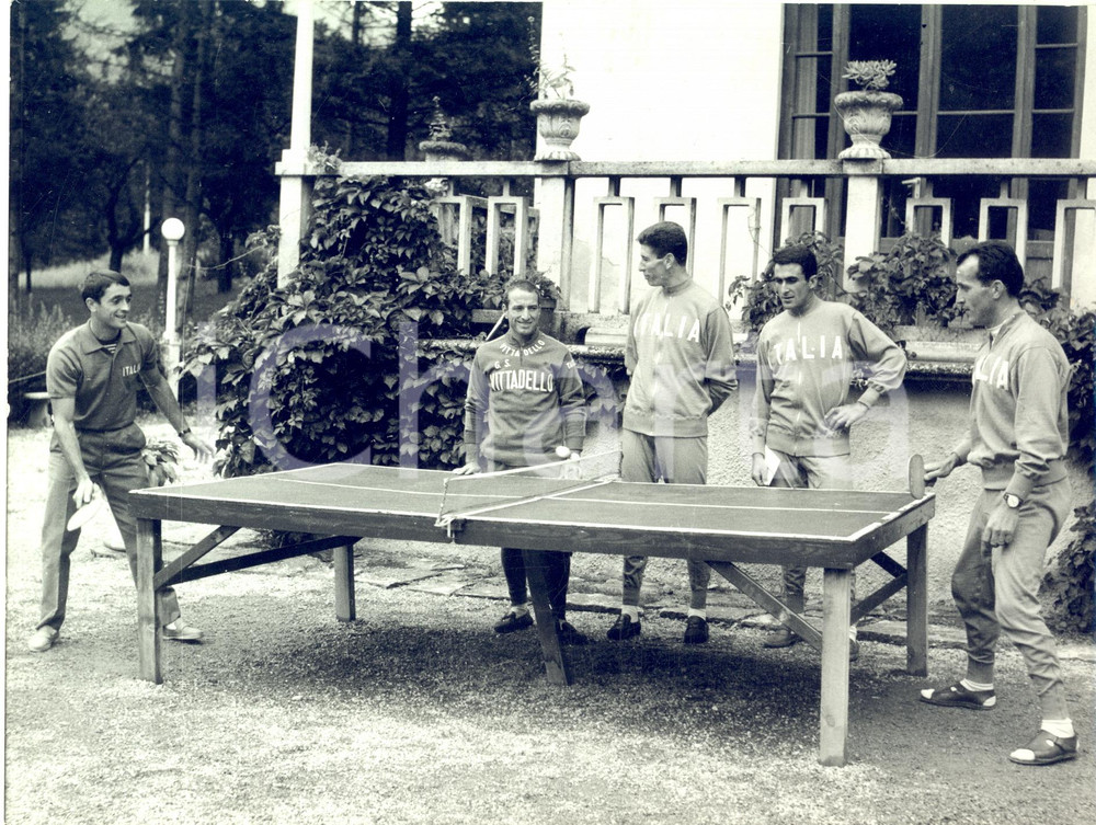 1966 TARTAVALLE I ciclisti azzurri giocano a ping pong durante una pausa- Foto