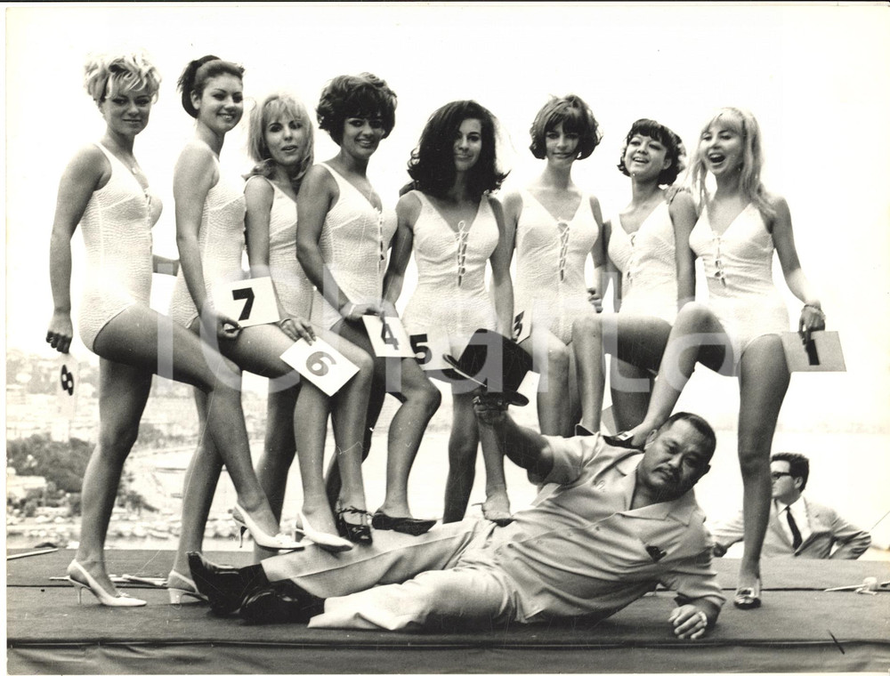 1966 CANNES Le concorrenti di MISS FESTIVAL con TOSH TOGO *Foto 24x18 cm