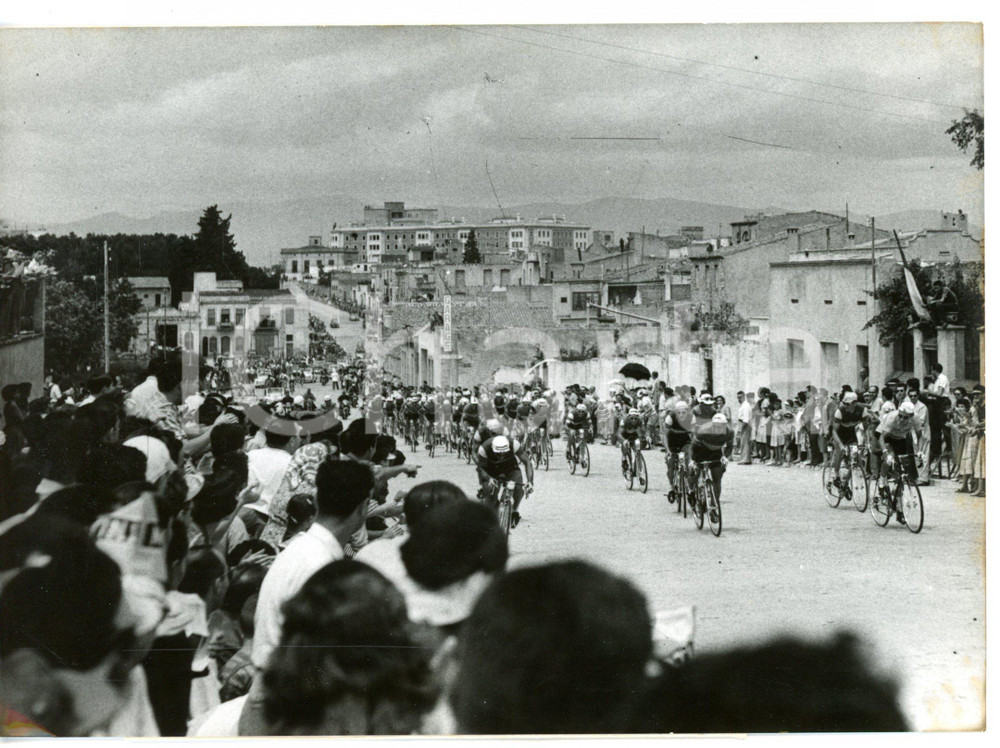 1957 CICLISMO VUELTA A ESPANA Corridori incitati dalla folla di un borgo *Foto 