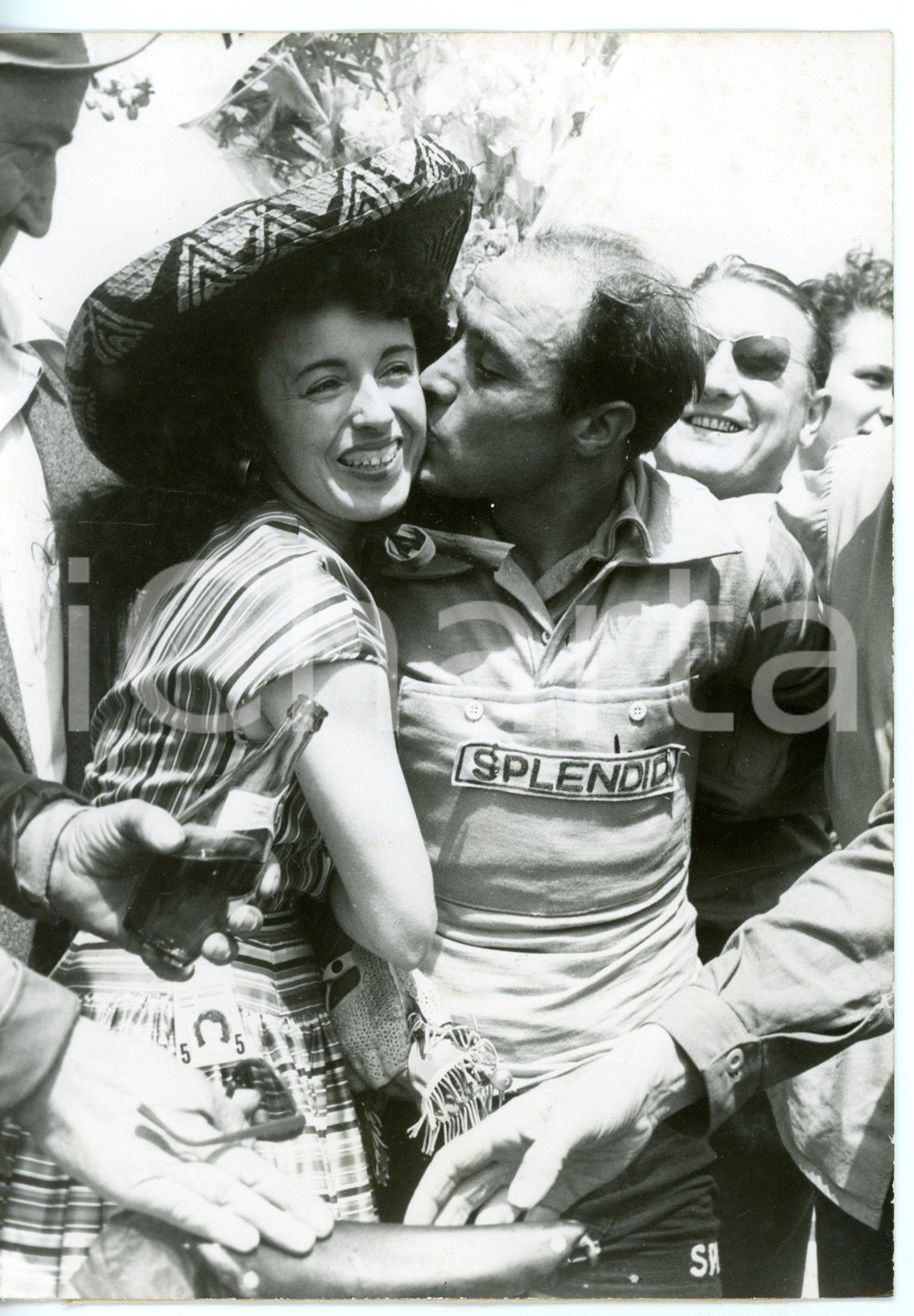 1955 CICLISMO DIEPPE Tour de France 1^ tappa - Miguel POBLET con Yvette HORNER Fotografia d'epoca con didascalia coeva al verso. CONDIZIONI: GFORMATO: 13x18 cm     originale e autentica 1