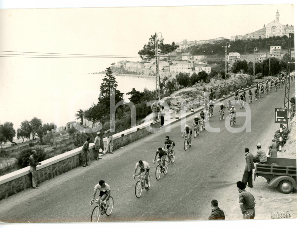 1955 CICLISMO SANREMO Giro d'Italia 4^ tappa - Corridori poco dopo la partenza