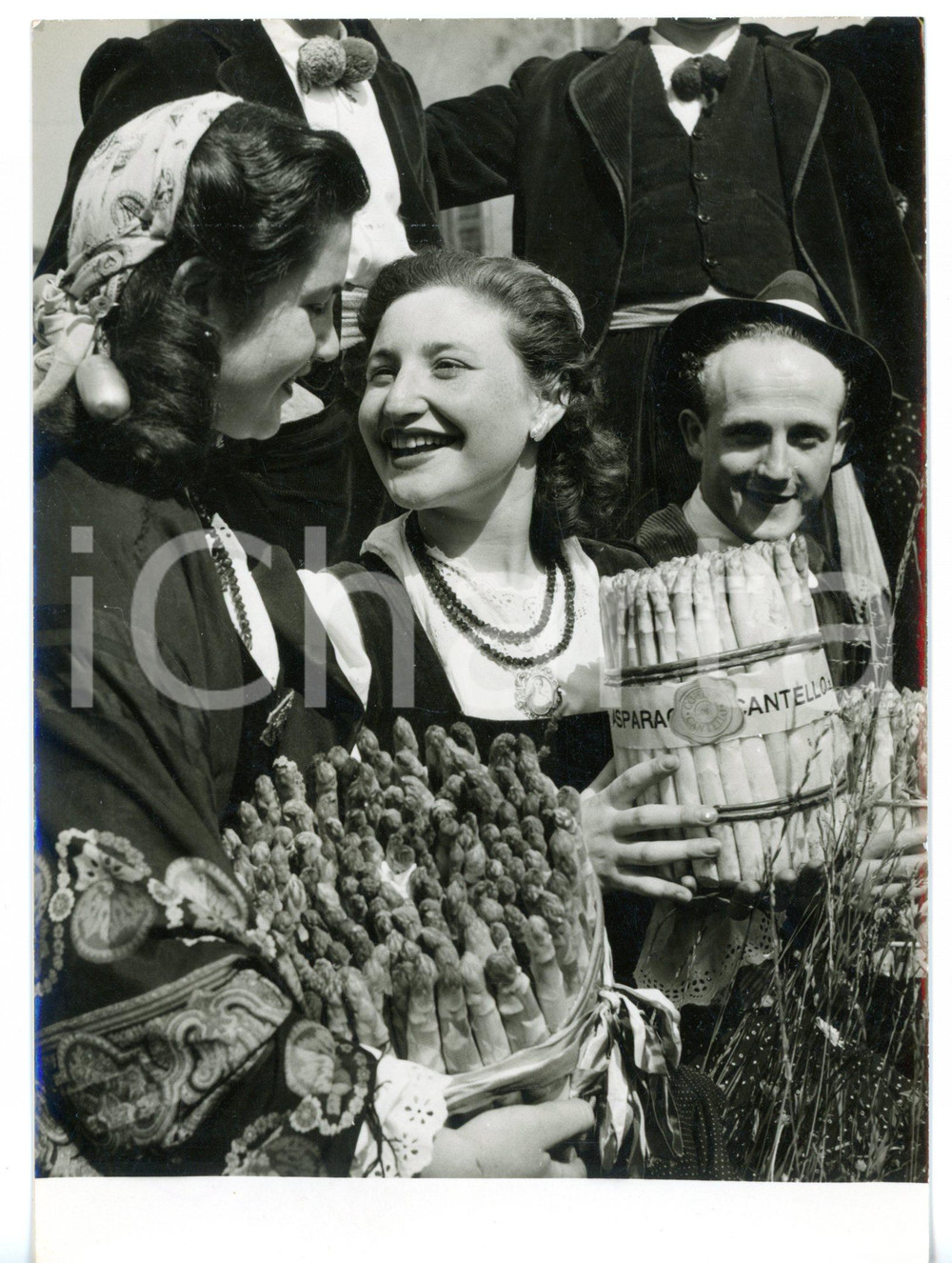 1960 ca CANTELLO (VA) Sagra degli asparagi - Donne in abito tradizionale - Foto