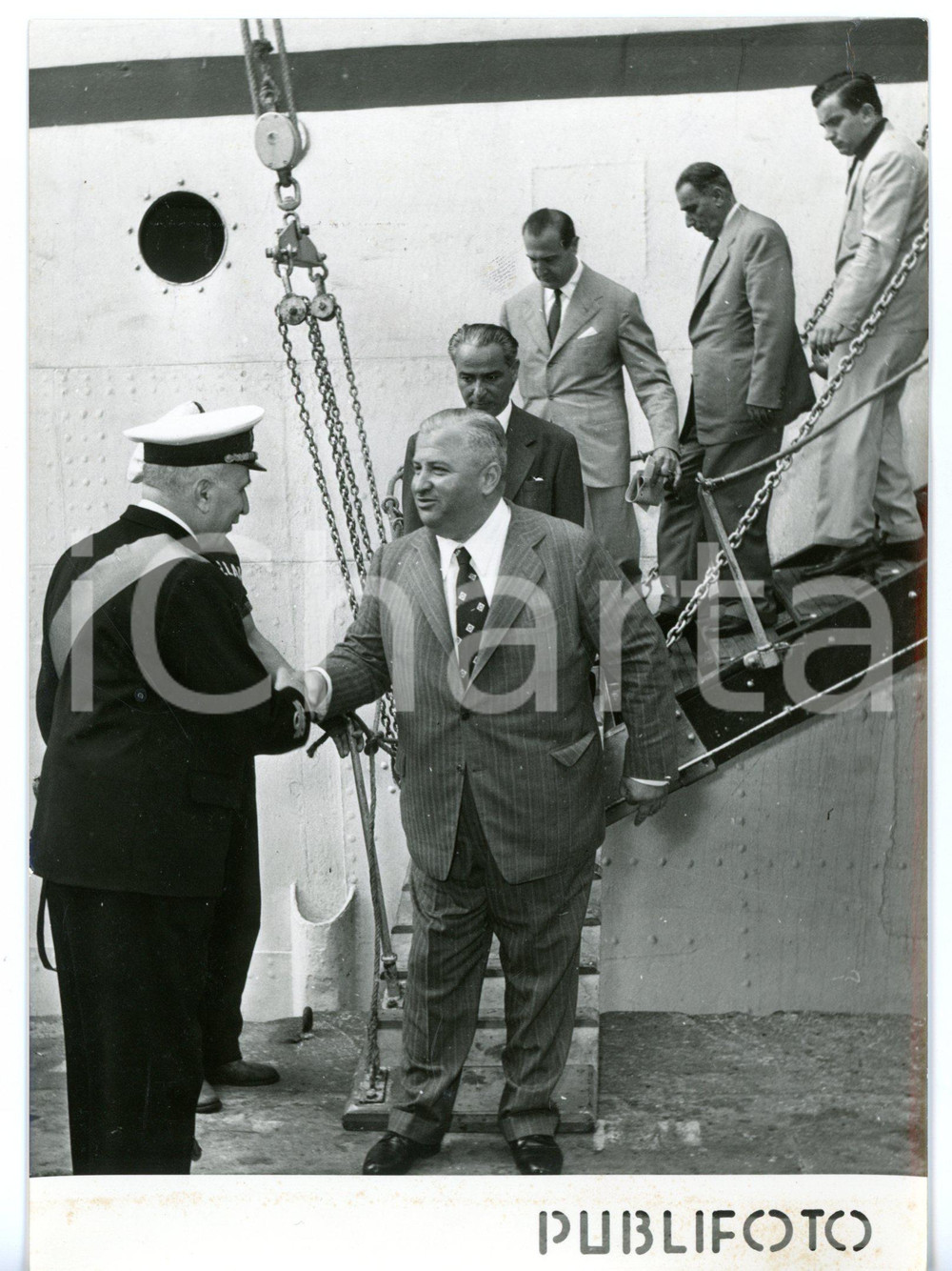 1956 NAPOLI - M/N ANKARA Agah EROZAN stringe la mano all'ammiraglio LUBRANO 