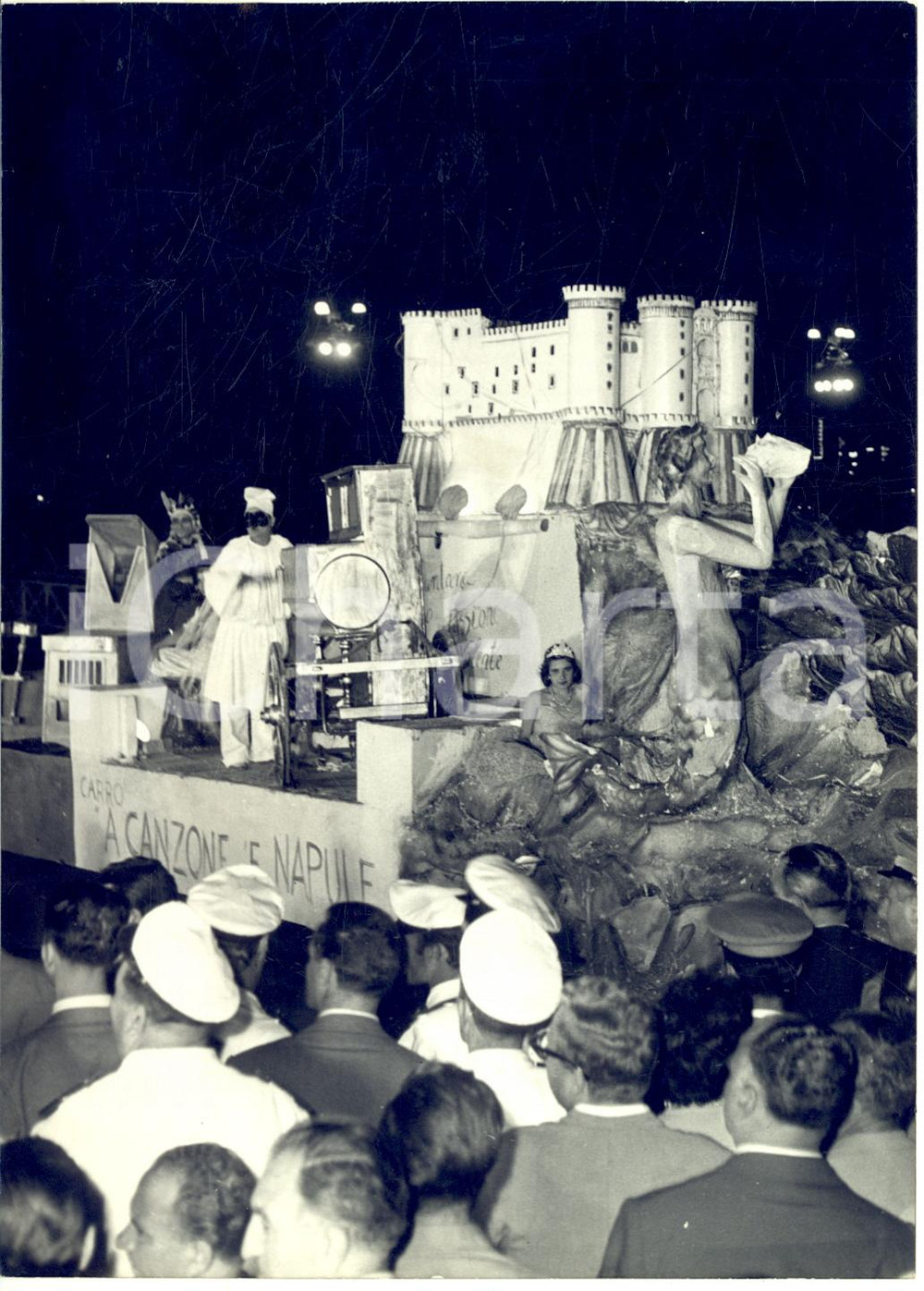 1959 NAPOLI FESTA DI PIEDIGROTTA - Sfilata dei carri tradizionali *Foto 13x18 cm Fotografia d'epoca con didascalia coeva.  CONDIZIONI: G (ma lieve increspatura al lato sinistro) FORMATO: 13x18 cm     originale e autentica 1