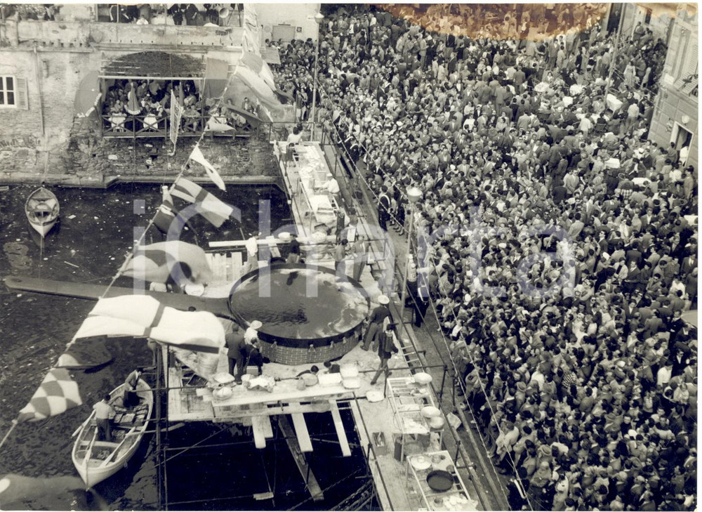 1954 CAMOGLI (GE) Sagra del Pesce - Folla in attesa della frittura *Foto 24x18