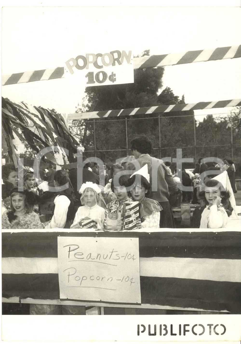 1957 NAPOLI Forrest Sherman School - Festa di Halloween per i bambini americani Fotografia d'epoca con didascalia coeva.  CONDIZIONI: G (ma minima macchia di inchiostro)FORMATO: 13x18 cm     originale e autentica 1