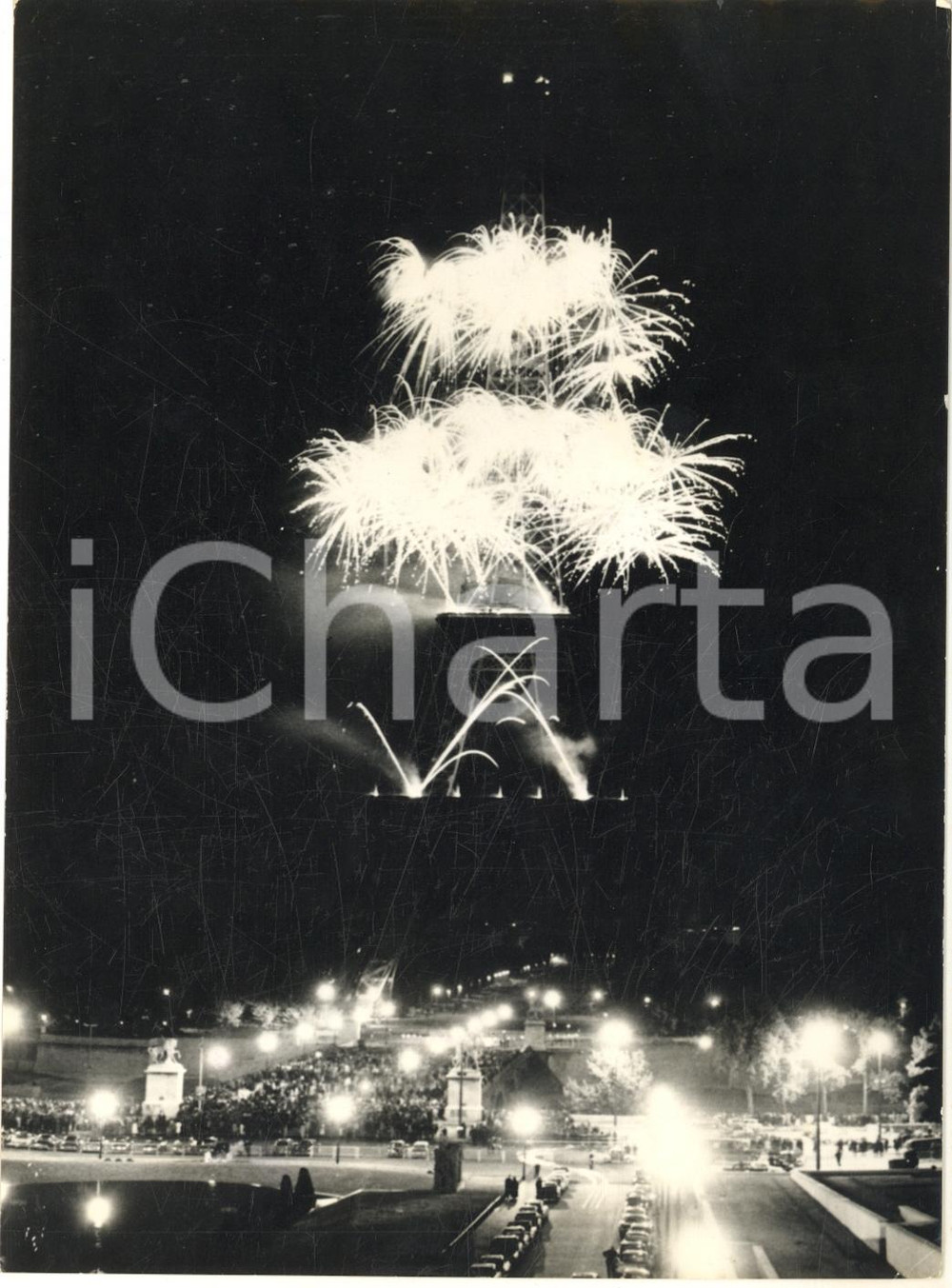 1962 PARIS Fuochi d'artificio alla TOUR EIFFEL per "Il giorno più lungo" *Foto