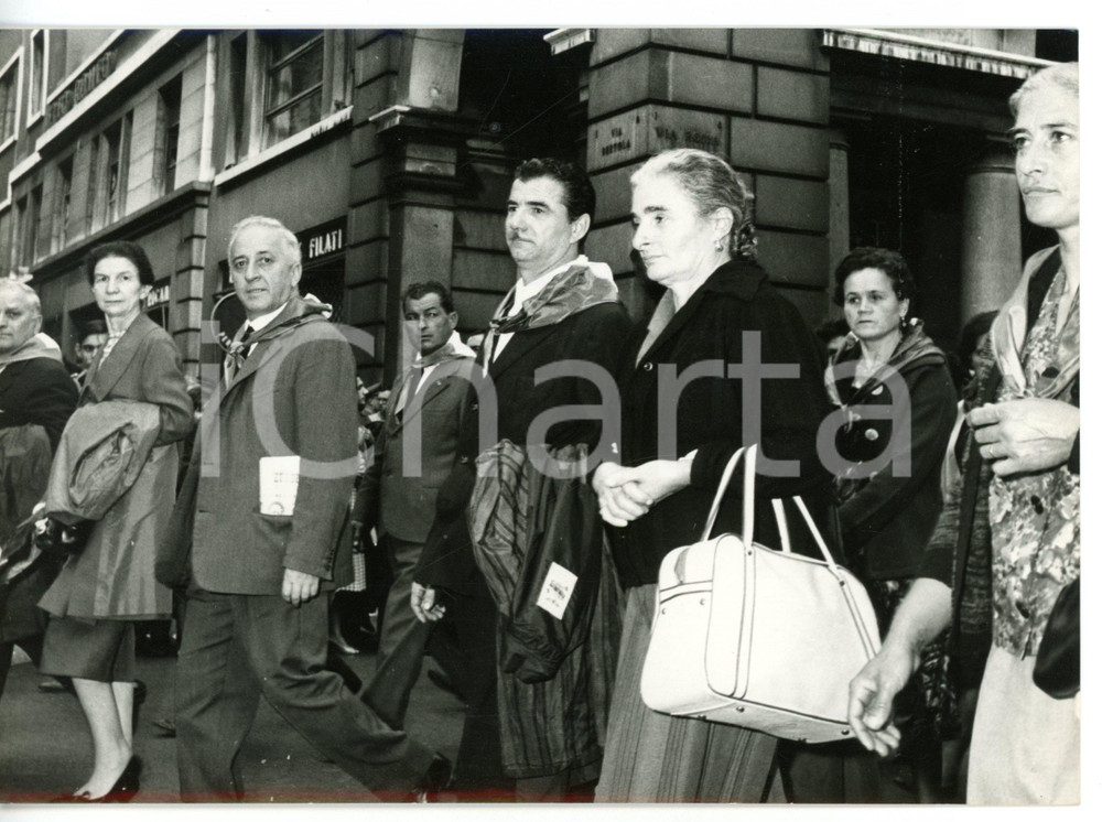 1961 TORINO Raduno forze di Resistenza - La sfilata in via ROMA *Foto 18x13 cm Fotografia d'epoca con didascalia coeva al verso. CONDIZIONI: GFORMATO: 18x13 cm     originale e autentica 1