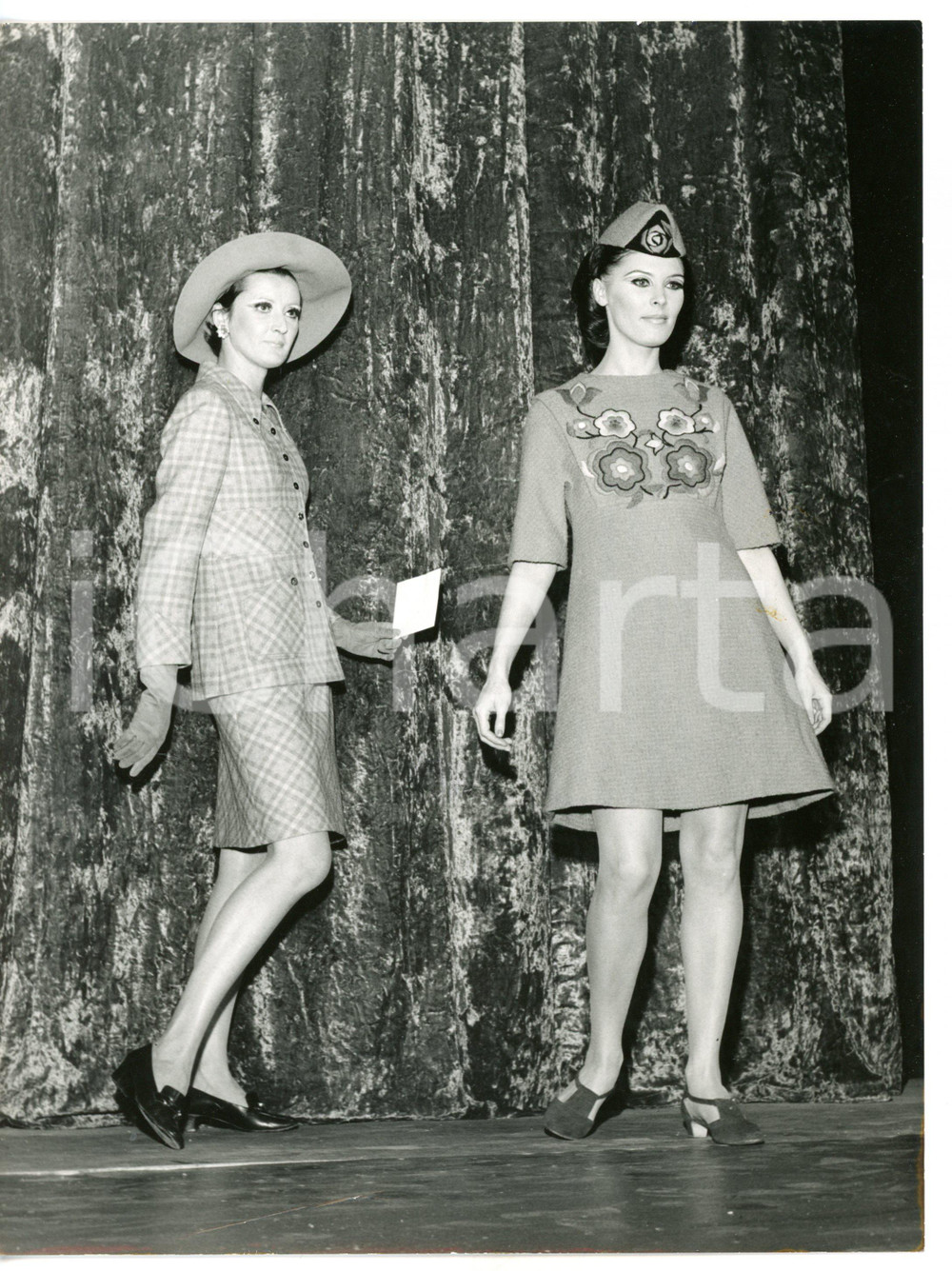 1967 MILANO Teatro Manzoni - Modelle russe sfilano alla "Settimana Sovietica"